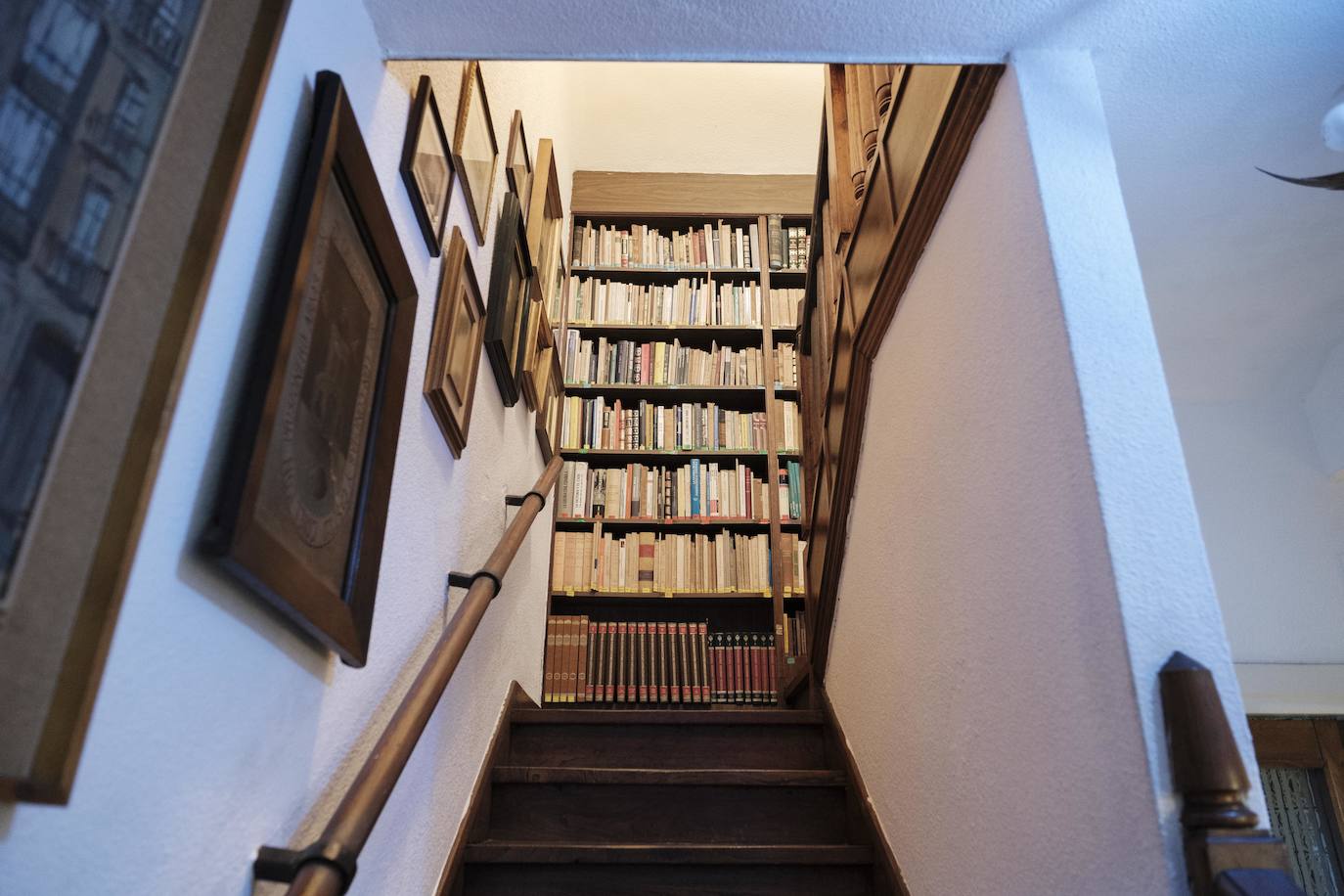 Vive rodeada de recuerdos en la casa donde crecieron sus trece hijos y en la que sigue escribiendo novelas a sus 90 años.