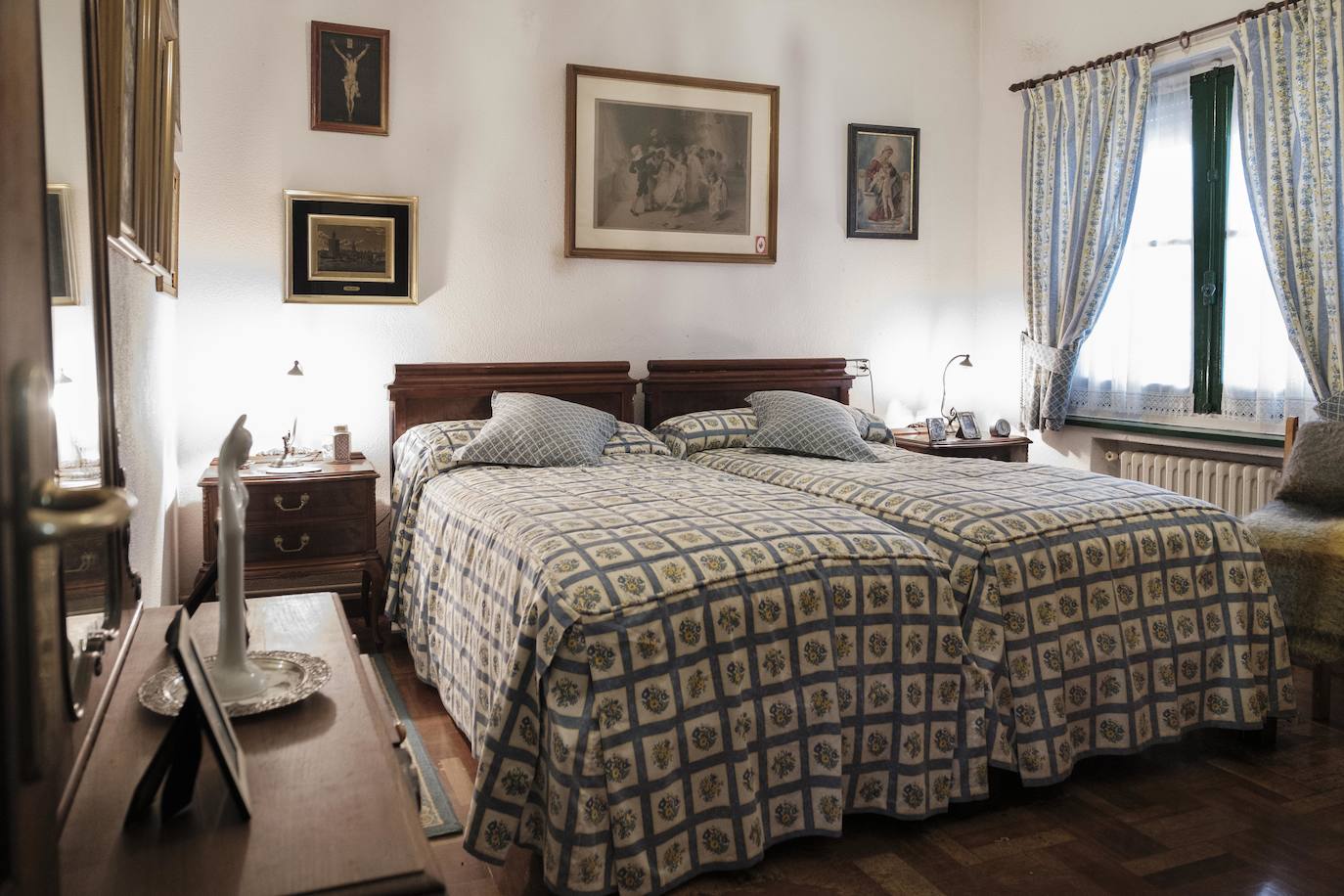 Vive rodeada de recuerdos en la casa donde crecieron sus trece hijos y en la que sigue escribiendo novelas a sus 90 años.