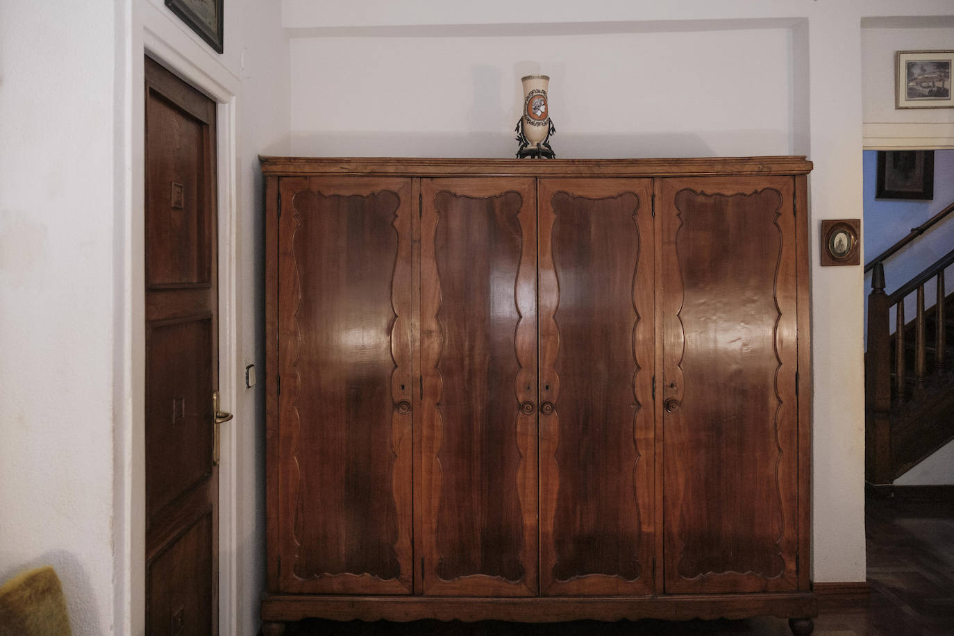 Vive rodeada de recuerdos en la casa donde crecieron sus trece hijos y en la que sigue escribiendo novelas a sus 90 años.