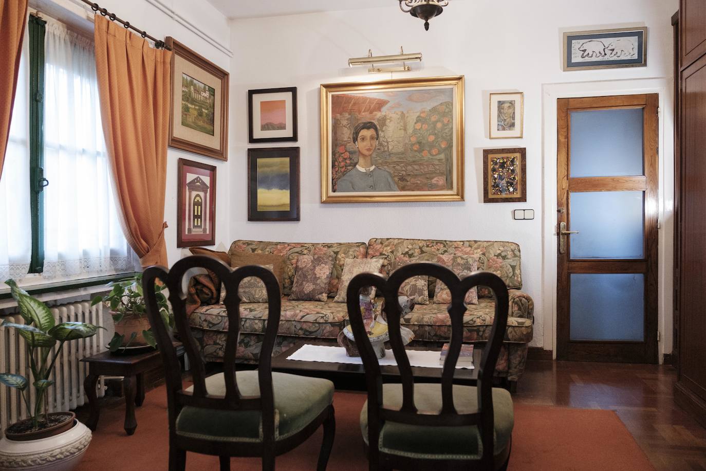 Vive rodeada de recuerdos en la casa donde crecieron sus trece hijos y en la que sigue escribiendo novelas a sus 90 años.