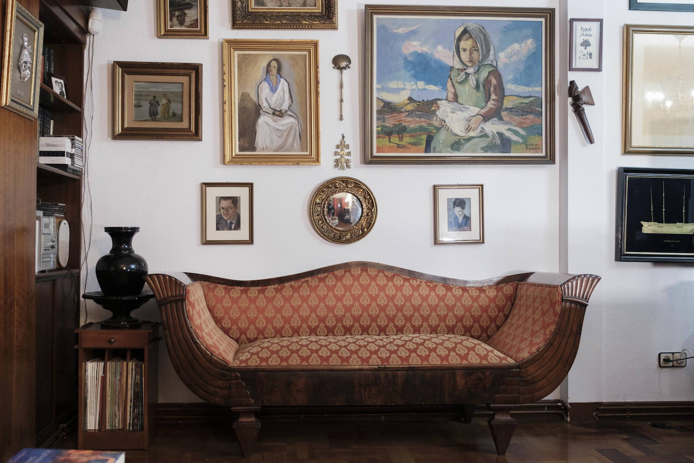 Vive rodeada de recuerdos en la casa donde crecieron sus trece hijos y en la que sigue escribiendo novelas a sus 90 años.