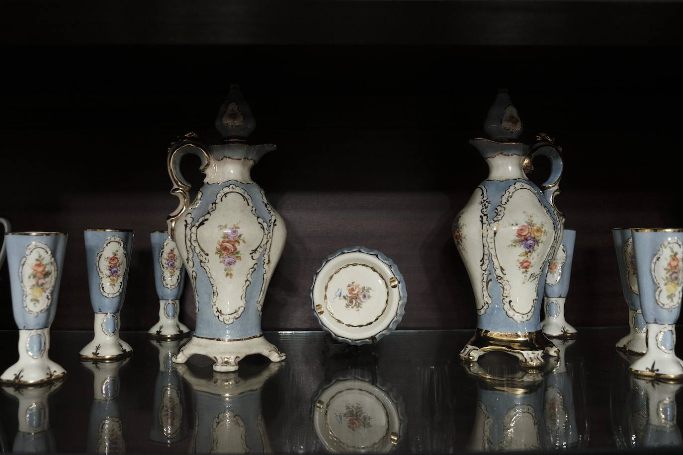 Vive rodeada de recuerdos en la casa donde crecieron sus trece hijos y en la que sigue escribiendo novelas a sus 90 años.