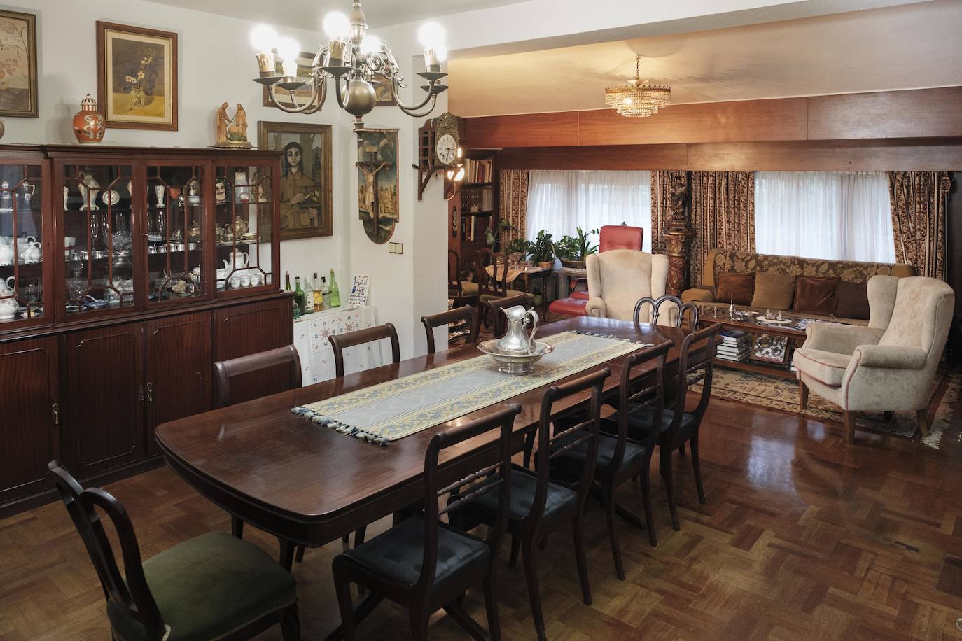 Vive rodeada de recuerdos en la casa donde crecieron sus trece hijos y en la que sigue escribiendo novelas a sus 90 años.