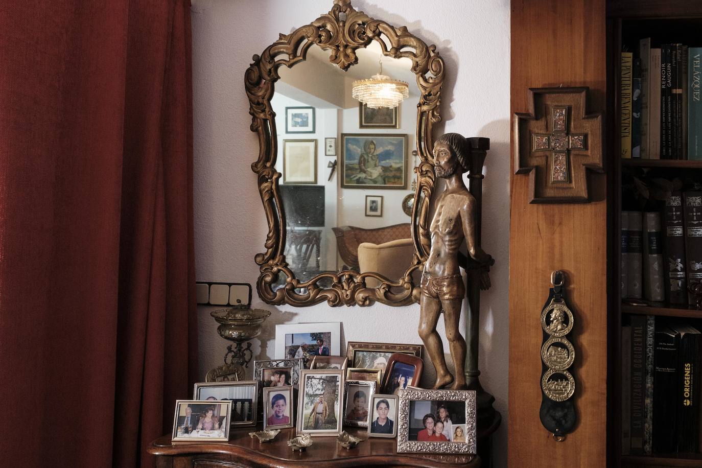 Vive rodeada de recuerdos en la casa donde crecieron sus trece hijos y en la que sigue escribiendo novelas a sus 90 años.