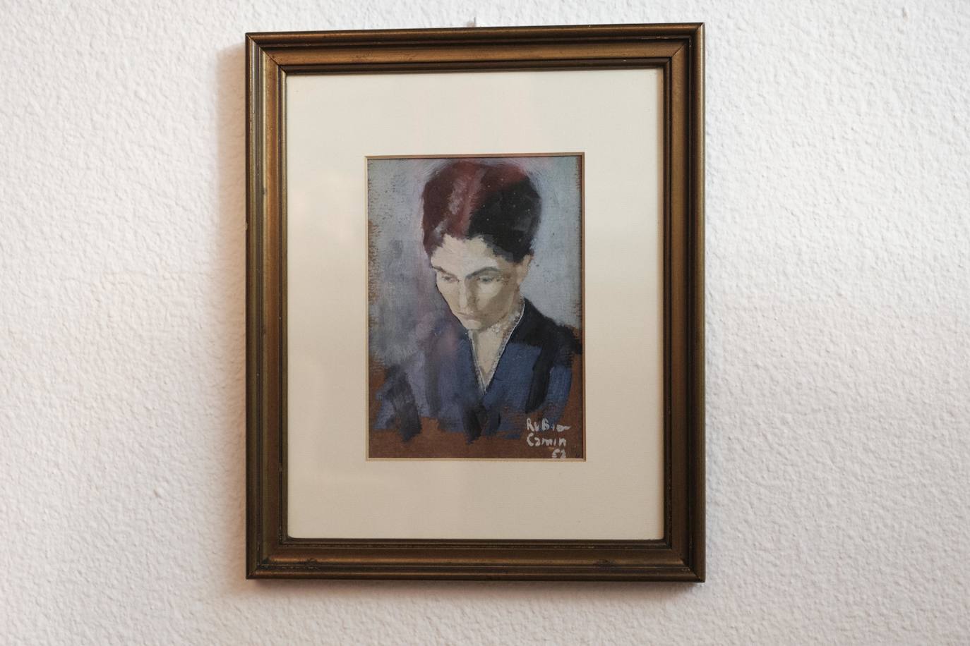 Vive rodeada de recuerdos en la casa donde crecieron sus trece hijos y en la que sigue escribiendo novelas a sus 90 años.