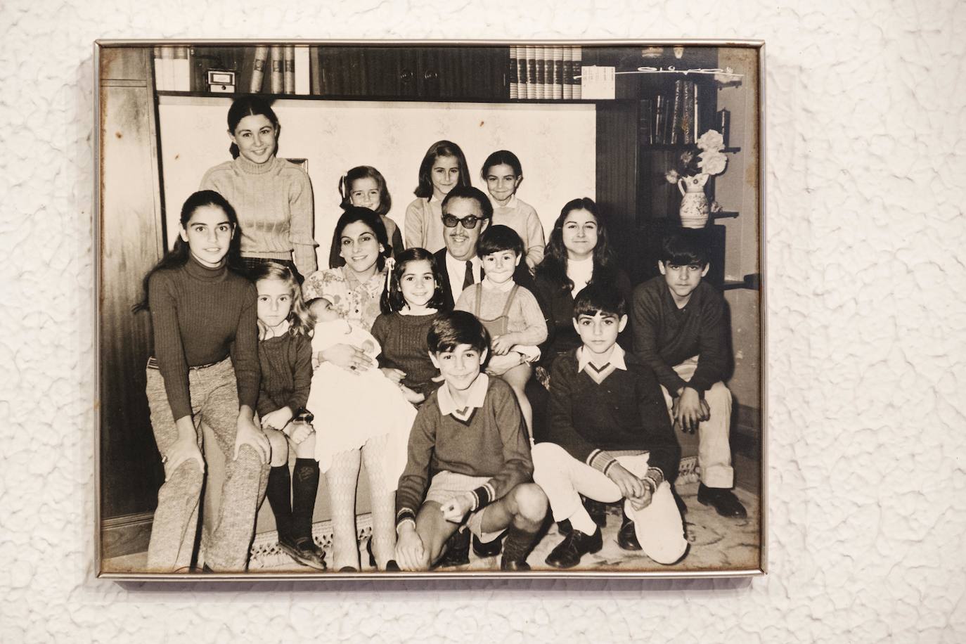 Vive rodeada de recuerdos en la casa donde crecieron sus trece hijos y en la que sigue escribiendo novelas a sus 90 años.