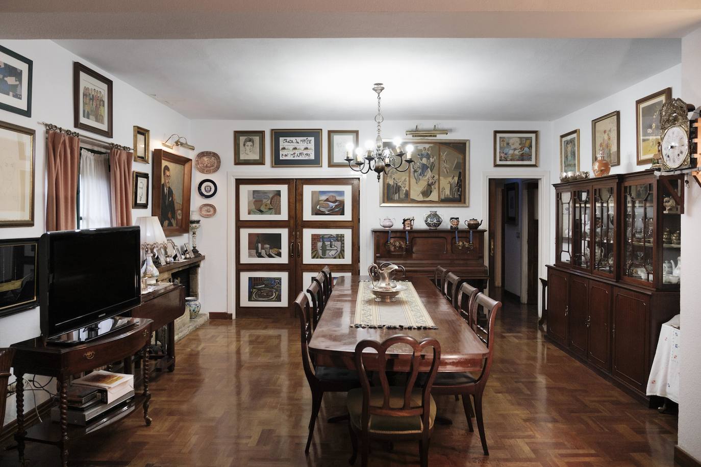 Vive rodeada de recuerdos en la casa donde crecieron sus trece hijos y en la que sigue escribiendo novelas a sus 90 años.