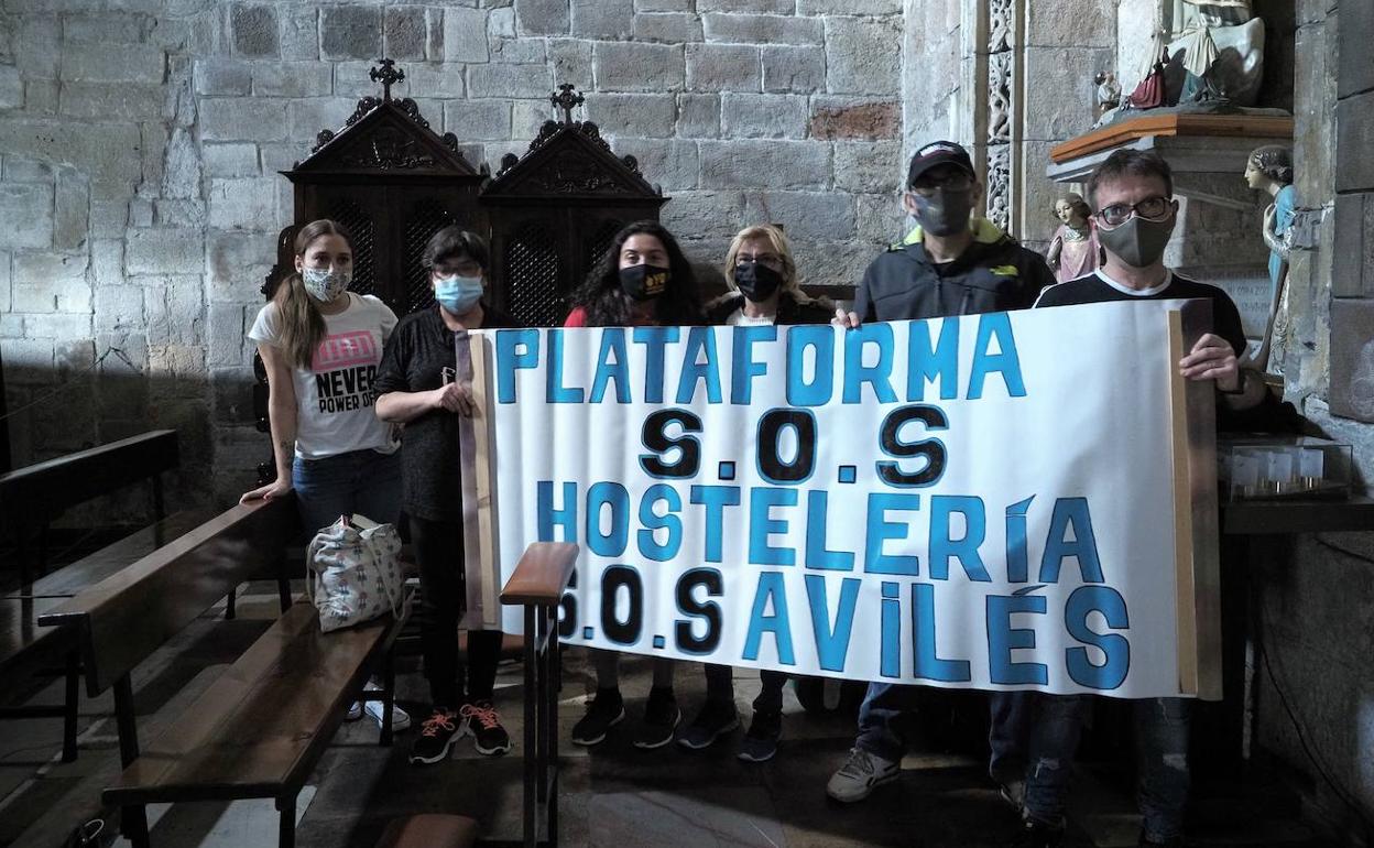 El grupo de hosteleros encerrados en la iglesia de San Antonio de Padua, en Avilés. 