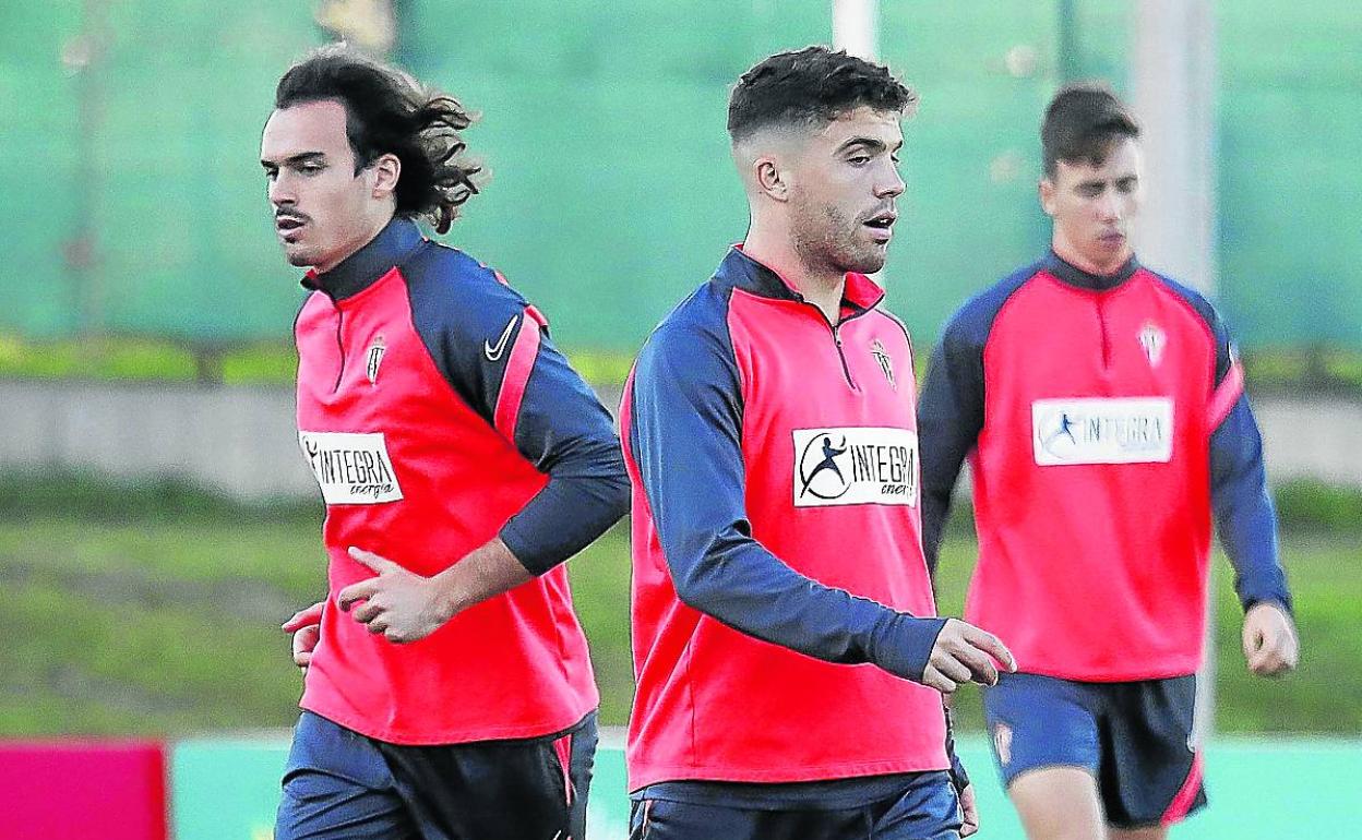 Nacho Méndez, en el inicio del entrenamiento de ayer, delante de Pelayo y Saúl. 