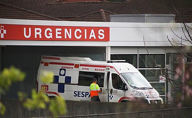 Una ambulancia en las urgencias del Hospital. En el vídeo, decálogo para protegerse de la covid.