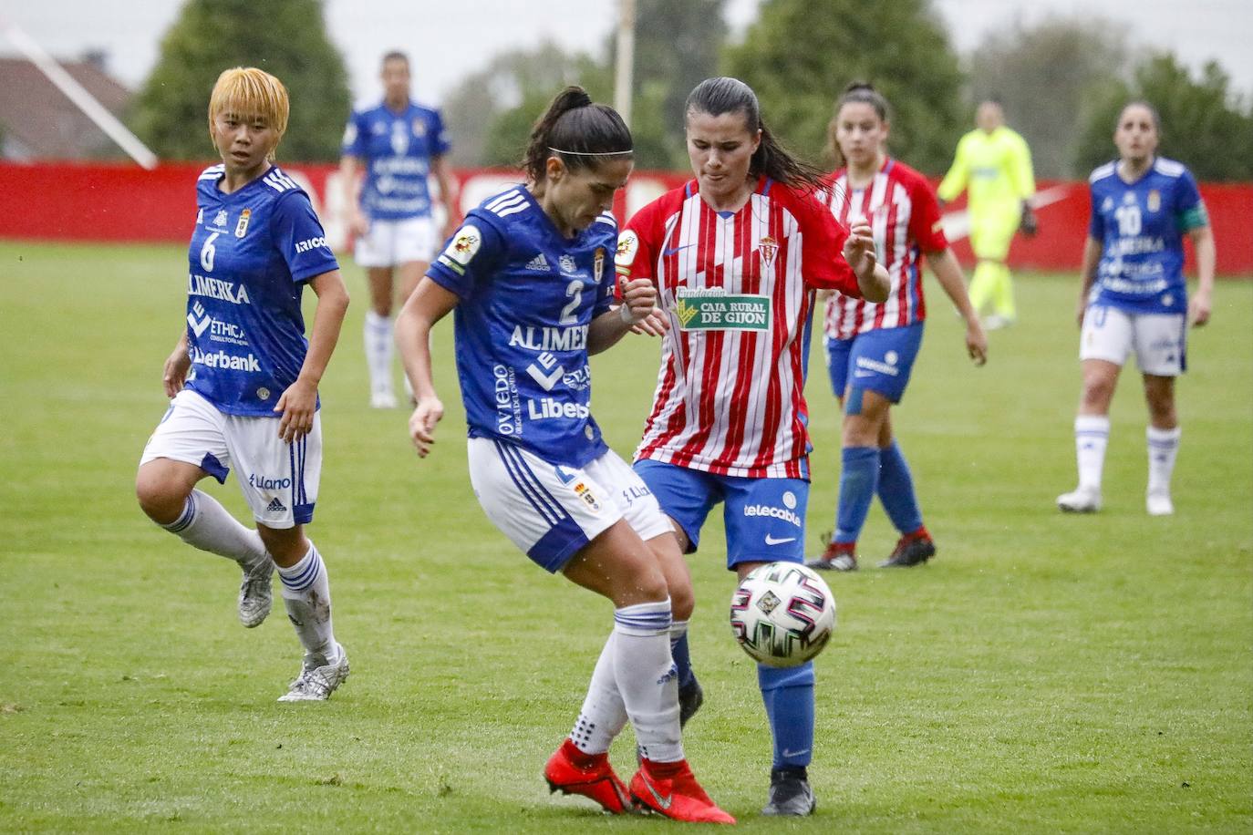 El derbi femenino celebrado este domingo en Mareo entre el Sporting y el Oviedo se saldó con un empate (1-1).