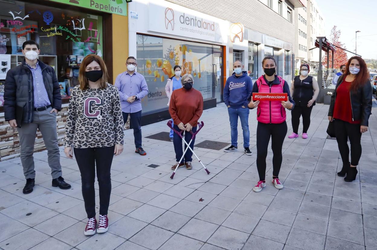 Comerciantes y hosteleros de Nuevo Roces, en la avenida principal, donde se concentra la mayor parte de los negocios. 