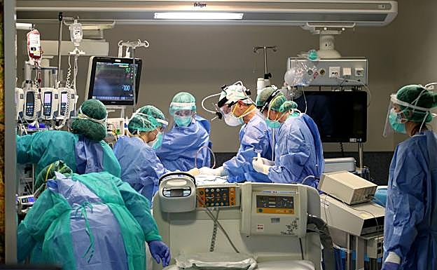 Asturias baja los contagios a 423, pero suma 21 muertes y 100 hospitalizaciones