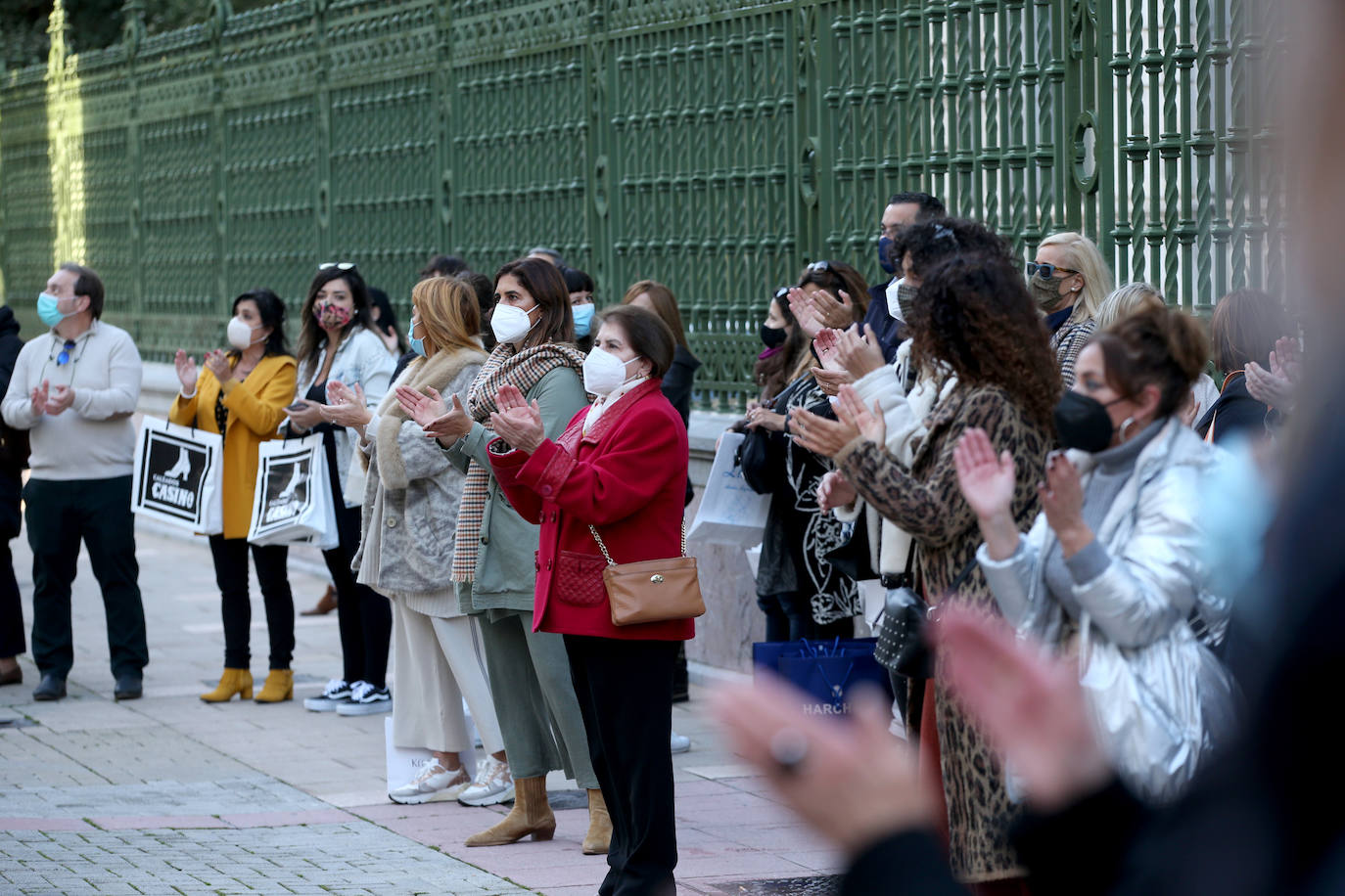 El presidente del Principado ha anunciado este lunes que todavía habrá que esperar al menos hasta el próximo lunes para ver la evolución de la pandemia antes de decidir la reapertura de los comercios y establecimientos hosteleros. Esta decisión ha provocado las quejas de los trabajadores de los sectores afectados, que han vuelto a protestar en las calles de Oviedo. 