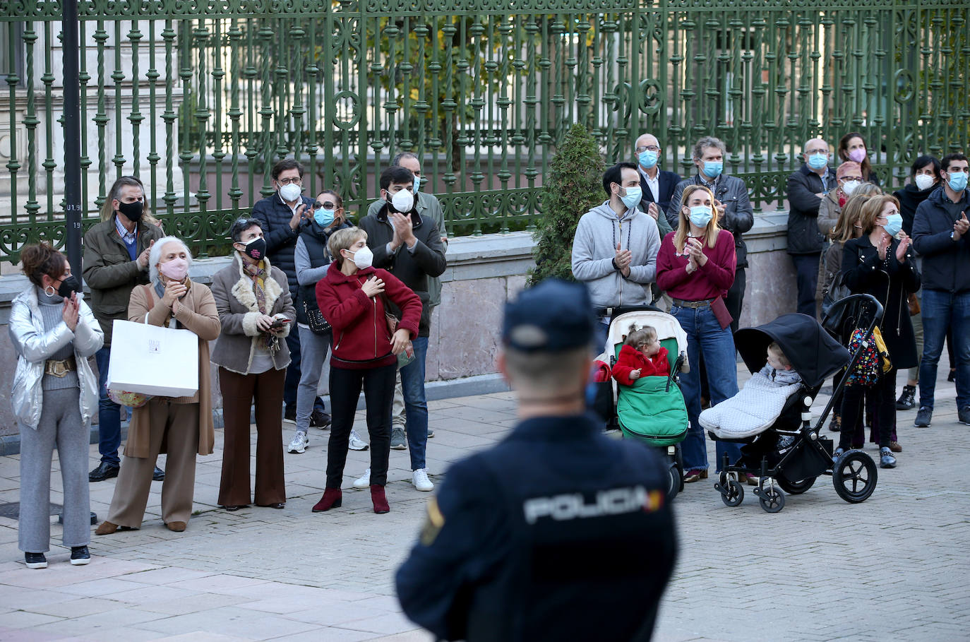 El presidente del Principado ha anunciado este lunes que todavía habrá que esperar al menos hasta el próximo lunes para ver la evolución de la pandemia antes de decidir la reapertura de los comercios y establecimientos hosteleros. Esta decisión ha provocado las quejas de los trabajadores de los sectores afectados, que han vuelto a protestar en las calles de Oviedo. 