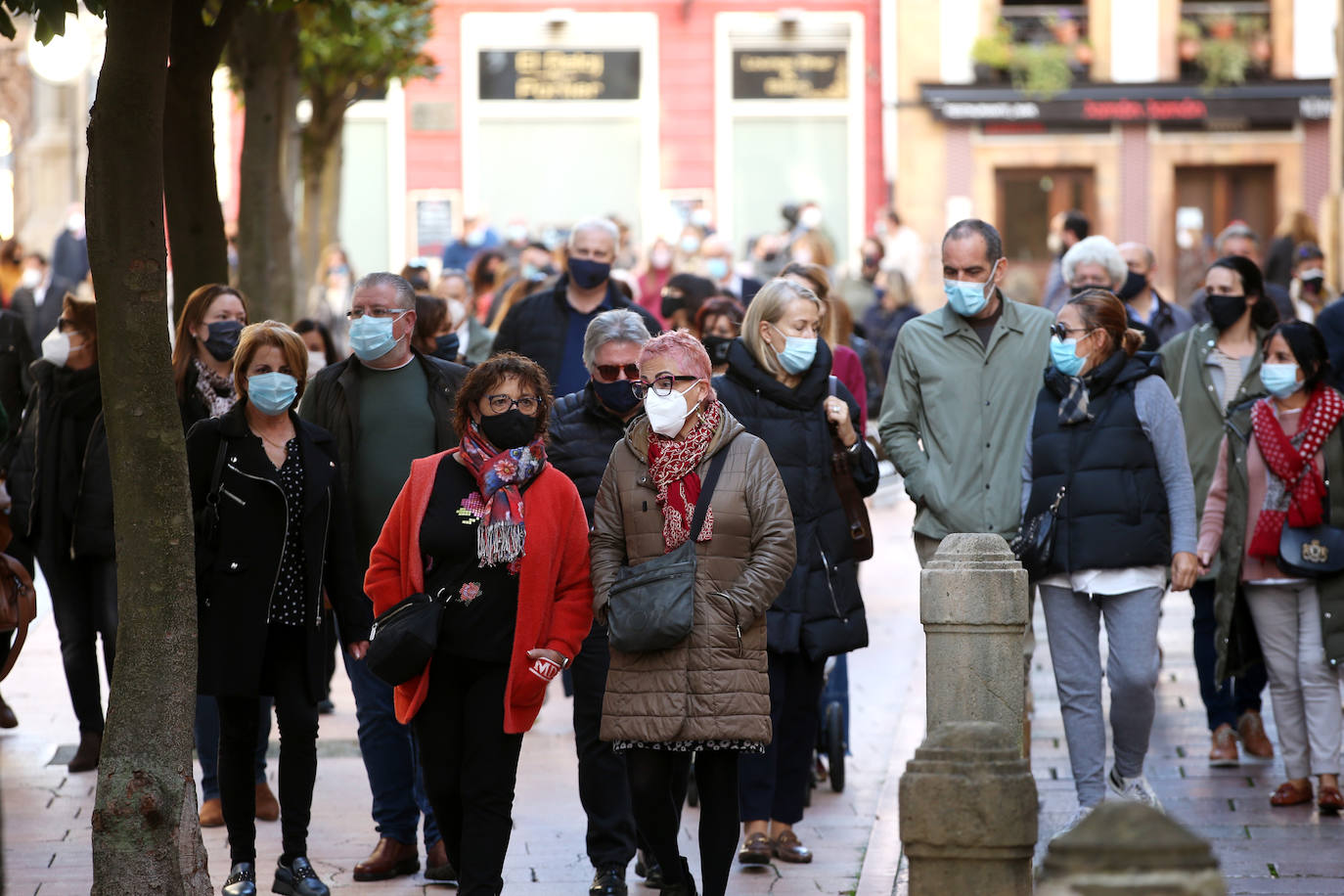 El presidente del Principado ha anunciado este lunes que todavía habrá que esperar al menos hasta el próximo lunes para ver la evolución de la pandemia antes de decidir la reapertura de los comercios y establecimientos hosteleros. Esta decisión ha provocado las quejas de los trabajadores de los sectores afectados, que han vuelto a protestar en las calles de Oviedo. 