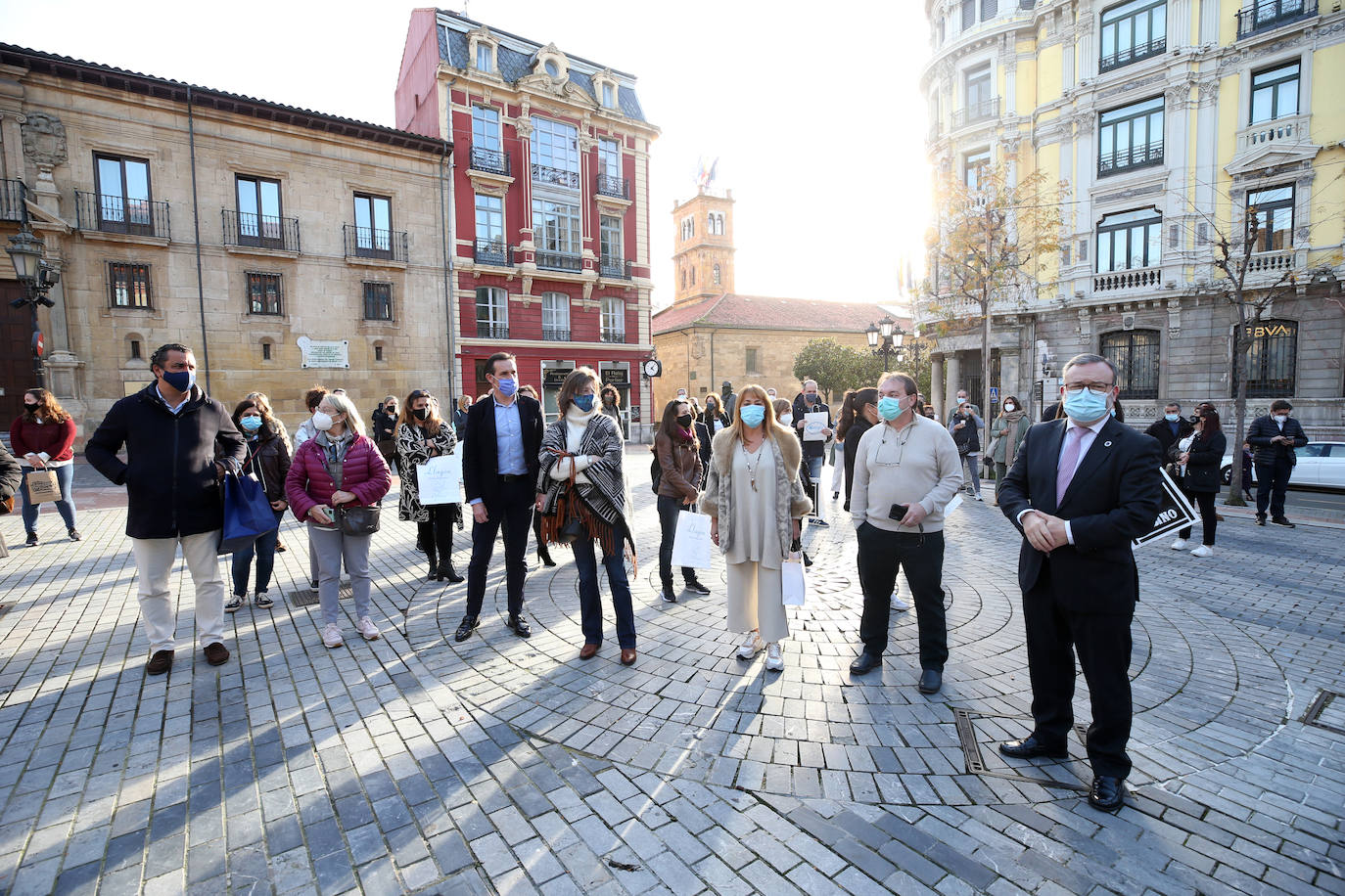 El presidente del Principado ha anunciado este lunes que todavía habrá que esperar al menos hasta el próximo lunes para ver la evolución de la pandemia antes de decidir la reapertura de los comercios y establecimientos hosteleros. Esta decisión ha provocado las quejas de los trabajadores de los sectores afectados, que han vuelto a protestar en las calles de Oviedo. 