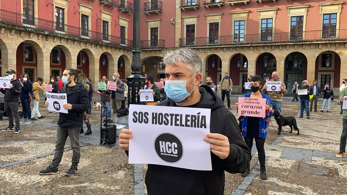 Buena parte del comercio y la hostelería asturiana llevan sin poder abrir desde el pasado 4 de noviembre, a causa de las medidas decretadas por el Gobierno regional para intentar frenar la segunda oleada de la pandemia. Desde entonces, los profesionales no han dejado de reivindicar en las calles de todo el Principado ayudas para el sector que permitan paliar las pérdidas ocasionadas por el cierre obligatorio. Así han sido las protestas que hosteleros y comerciantes protagonizaron la pasada semana. 