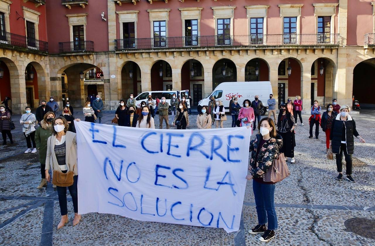Buena parte del comercio y la hostelería asturiana llevan sin poder abrir desde el pasado 4 de noviembre, a causa de las medidas decretadas por el Gobierno regional para intentar frenar la segunda oleada de la pandemia. Desde entonces, los profesionales no han dejado de reivindicar en las calles de todo el Principado ayudas para el sector que permitan paliar las pérdidas ocasionadas por el cierre obligatorio. Así han sido las protestas que hosteleros y comerciantes protagonizaron la pasada semana. 