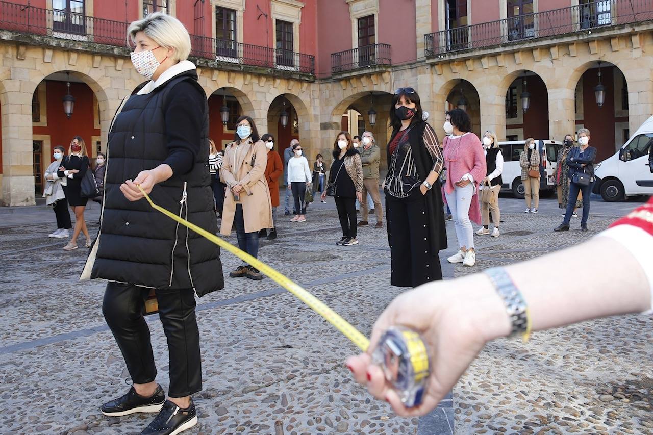 Buena parte del comercio y la hostelería asturiana llevan sin poder abrir desde el pasado 4 de noviembre, a causa de las medidas decretadas por el Gobierno regional para intentar frenar la segunda oleada de la pandemia. Desde entonces, los profesionales no han dejado de reivindicar en las calles de todo el Principado ayudas para el sector que permitan paliar las pérdidas ocasionadas por el cierre obligatorio. Así han sido las protestas que hosteleros y comerciantes protagonizaron la pasada semana. 