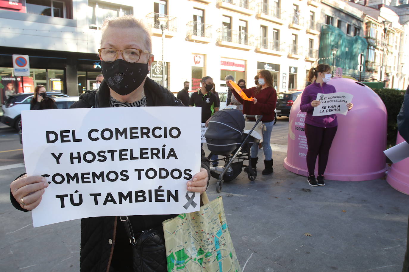 Buena parte del comercio y la hostelería asturiana llevan sin poder abrir desde el pasado 4 de noviembre, a causa de las medidas decretadas por el Gobierno regional para intentar frenar la segunda oleada de la pandemia. Desde entonces, los profesionales no han dejado de reivindicar en las calles de todo el Principado ayudas para el sector que permitan paliar las pérdidas ocasionadas por el cierre obligatorio. Así han sido las protestas que hosteleros y comerciantes protagonizaron la pasada semana. 