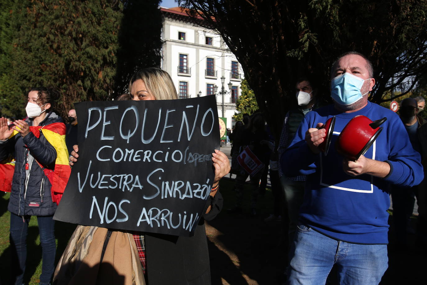 Buena parte del comercio y la hostelería asturiana llevan sin poder abrir desde el pasado 4 de noviembre, a causa de las medidas decretadas por el Gobierno regional para intentar frenar la segunda oleada de la pandemia. Desde entonces, los profesionales no han dejado de reivindicar en las calles de todo el Principado ayudas para el sector que permitan paliar las pérdidas ocasionadas por el cierre obligatorio. Así han sido las protestas que hosteleros y comerciantes protagonizaron la pasada semana. 