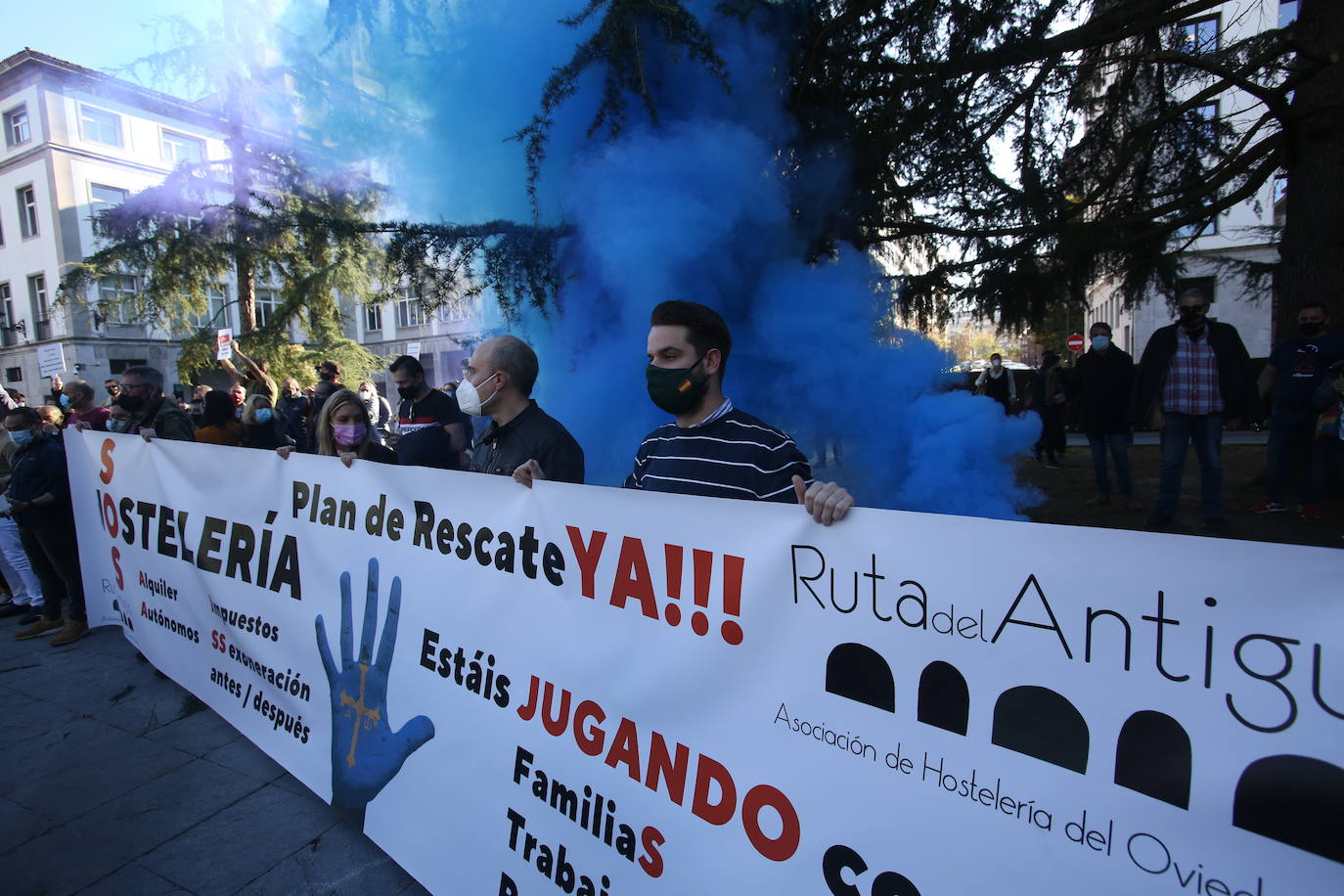 Buena parte del comercio y la hostelería asturiana llevan sin poder abrir desde el pasado 4 de noviembre, a causa de las medidas decretadas por el Gobierno regional para intentar frenar la segunda oleada de la pandemia. Desde entonces, los profesionales no han dejado de reivindicar en las calles de todo el Principado ayudas para el sector que permitan paliar las pérdidas ocasionadas por el cierre obligatorio. Así han sido las protestas que hosteleros y comerciantes protagonizaron la pasada semana. 