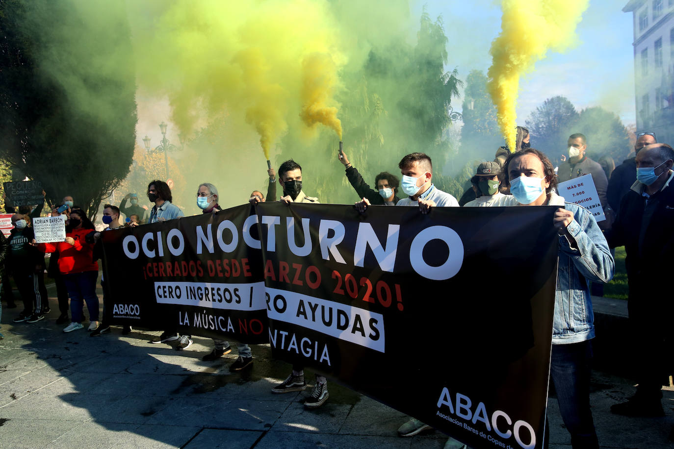 Buena parte del comercio y la hostelería asturiana llevan sin poder abrir desde el pasado 4 de noviembre, a causa de las medidas decretadas por el Gobierno regional para intentar frenar la segunda oleada de la pandemia. Desde entonces, los profesionales no han dejado de reivindicar en las calles de todo el Principado ayudas para el sector que permitan paliar las pérdidas ocasionadas por el cierre obligatorio. Así han sido las protestas que hosteleros y comerciantes protagonizaron la pasada semana. 