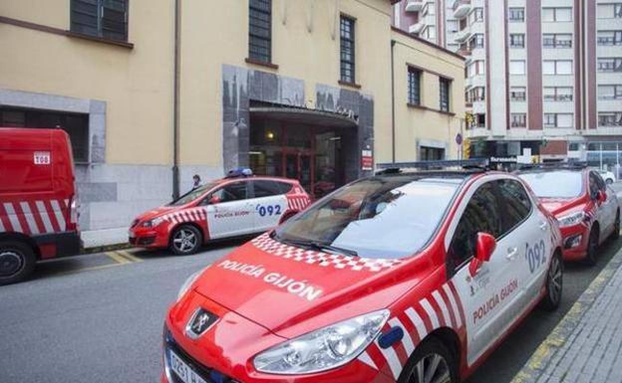 La Policía Local de Gijón interviene en dos fiestas privadas y disuelve tres botellones