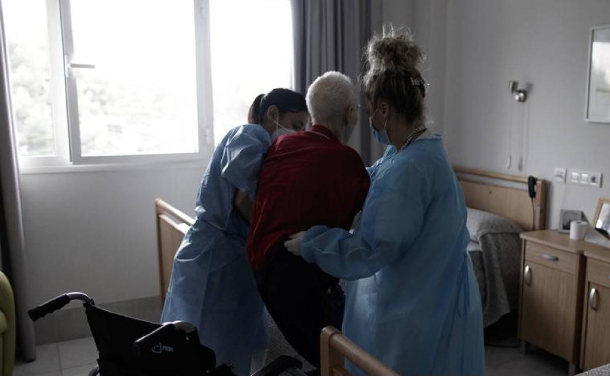 Coronavirus en Asturias | El director general de Cuidados, Humanización y Atención Sociosanitaria: «La situación es muy jodida, no por las residencias sino por la saturación de las UCI»