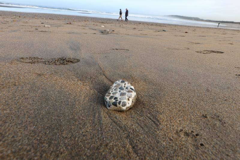 Los usuarios del arenal castrillonense se quejan de que la zona del Balneario está cubierta por rocas de gran tamaño. El Ayuntamiento sostiene que la pérdida de arena se debe a la fuerza de las mareas.