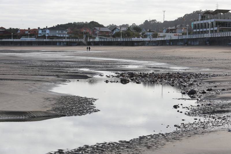 Los usuarios del arenal castrillonense se quejan de que la zona del Balneario está cubierta por rocas de gran tamaño. El Ayuntamiento sostiene que la pérdida de arena se debe a la fuerza de las mareas.