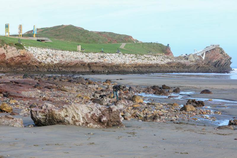 Los usuarios del arenal castrillonense se quejan de que la zona del Balneario está cubierta por rocas de gran tamaño. El Ayuntamiento sostiene que la pérdida de arena se debe a la fuerza de las mareas.