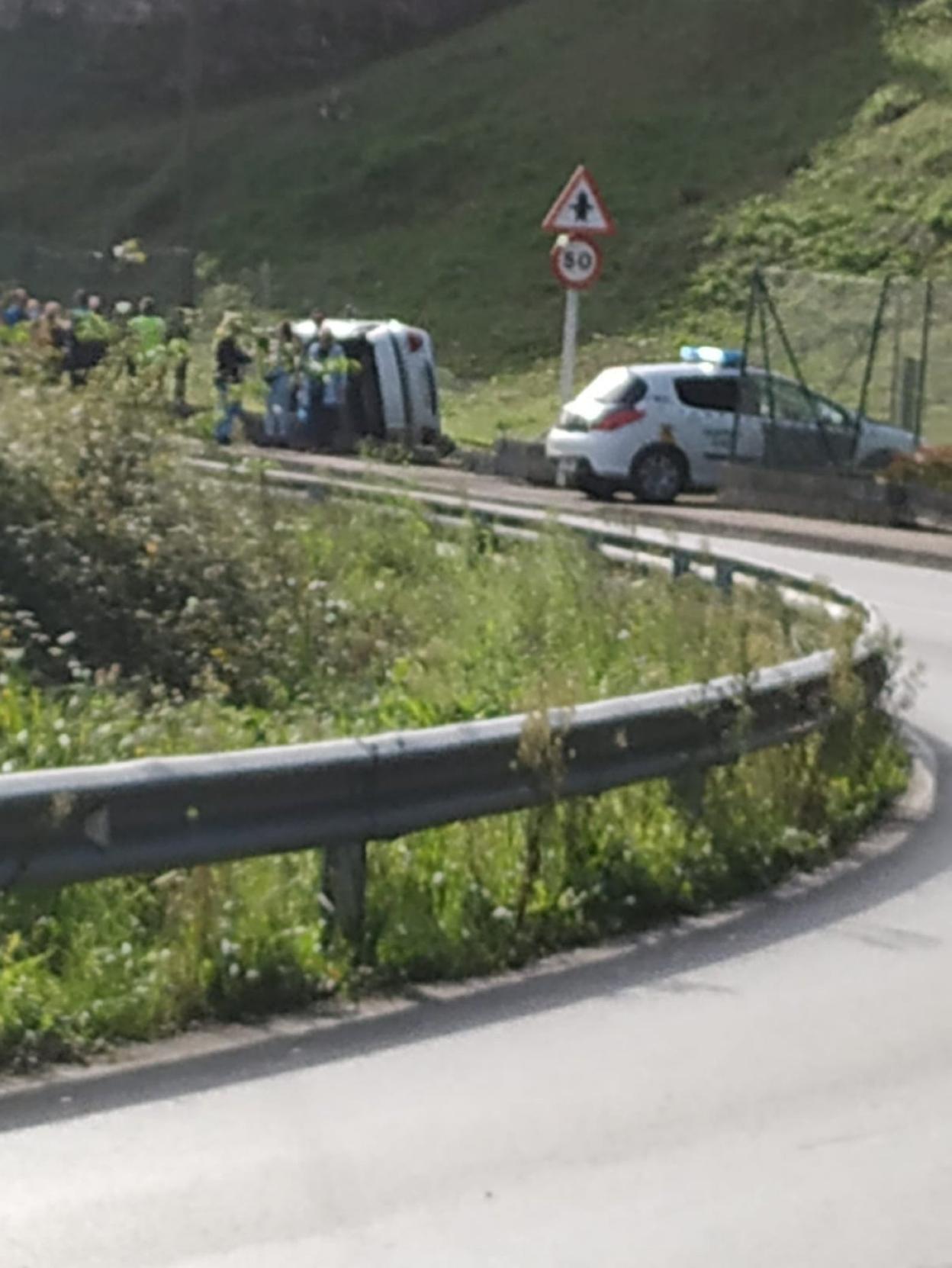 El accidente se produjo en una curva de la carretera AS-389. 