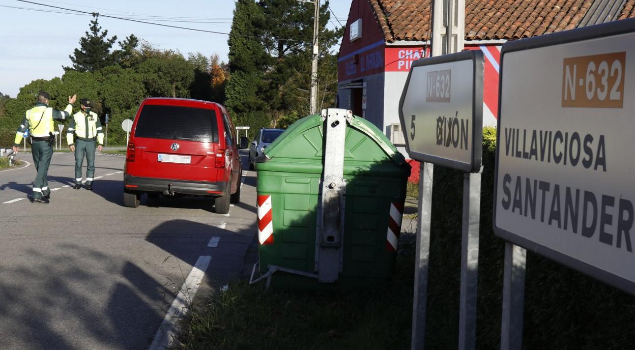 Una patrulla de la Guardia Civil controla el tráfico de vehículos en la N-632 entre Gijón y Villaviciosa. 