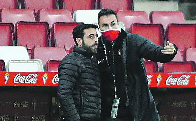 Gallego conversa con su ayudante durante un instante del encuentro.