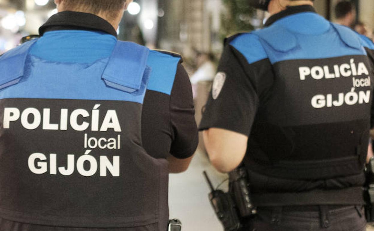 «Reaccioné mal, pensé que eran vecinos», asegura el acusado de agredir a un policía que fue a un piso de Gijón por ruidos