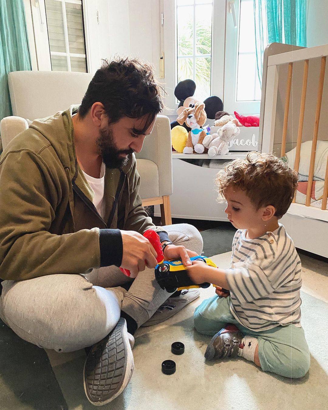 Rocío Osorno comparte esta imagen de su marido, Coco, y su hijo mayor, Jacobo.