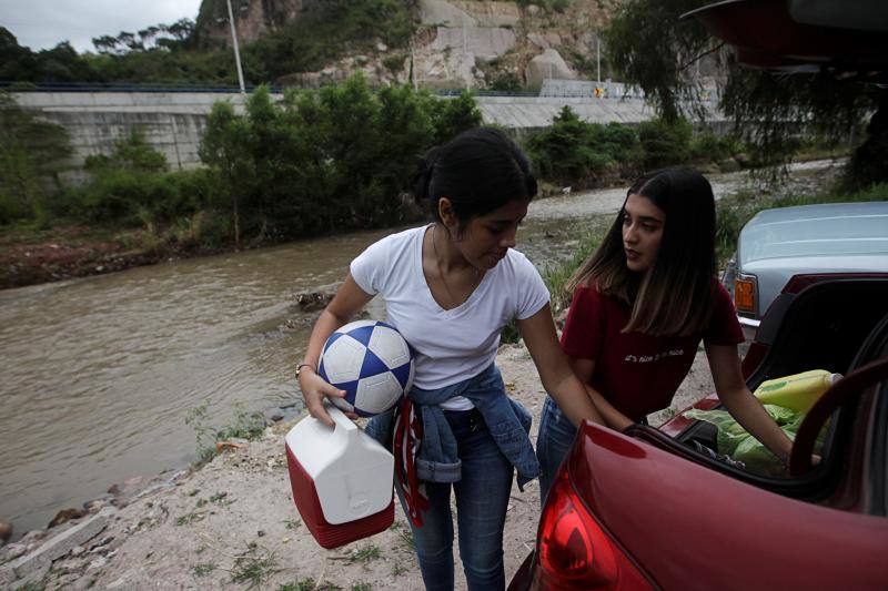 Después de arrasar Honduras, el huracán Iota golpeó este martes con fuerza Nicaragua. Ciudades como Jinotega y Nueva Segovia amanecieron con hoteles sin techo y regueros de árboles caídos que bloqueaban los accesos. Era el segundo ciclón de características devastadoras que arrasa Centroamérica en menos de dos semanas, algo especialmente inusual a estas alturas de la temporada en la que ya no suelen darse esos fenómenos.