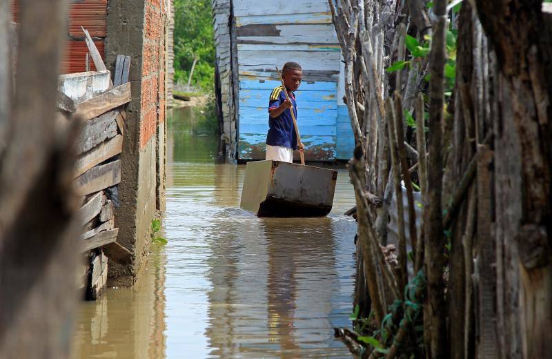 Después de arrasar Honduras, el huracán Iota golpeó este martes con fuerza Nicaragua. Ciudades como Jinotega y Nueva Segovia amanecieron con hoteles sin techo y regueros de árboles caídos que bloqueaban los accesos. Era el segundo ciclón de características devastadoras que arrasa Centroamérica en menos de dos semanas, algo especialmente inusual a estas alturas de la temporada en la que ya no suelen darse esos fenómenos.