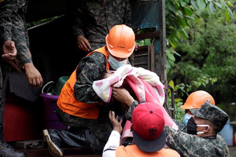 Después de arrasar Honduras, el huracán Iota golpeó este martes con fuerza Nicaragua. Ciudades como Jinotega y Nueva Segovia amanecieron con hoteles sin techo y regueros de árboles caídos que bloqueaban los accesos. Era el segundo ciclón de características devastadoras que arrasa Centroamérica en menos de dos semanas, algo especialmente inusual a estas alturas de la temporada en la que ya no suelen darse esos fenómenos.