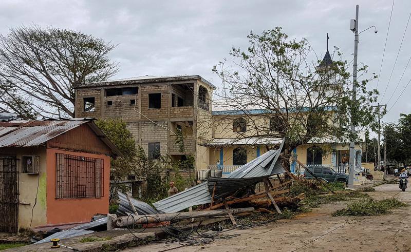 Después de arrasar Honduras, el huracán Iota golpeó este martes con fuerza Nicaragua. Ciudades como Jinotega y Nueva Segovia amanecieron con hoteles sin techo y regueros de árboles caídos que bloqueaban los accesos. Era el segundo ciclón de características devastadoras que arrasa Centroamérica en menos de dos semanas, algo especialmente inusual a estas alturas de la temporada en la que ya no suelen darse esos fenómenos.