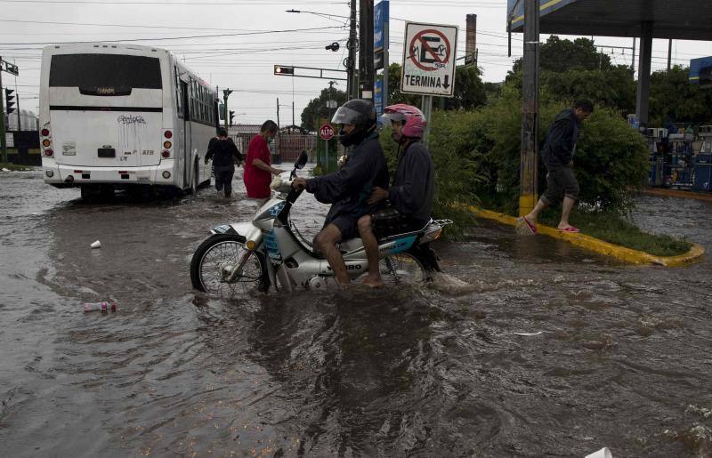 Después de arrasar Honduras, el huracán Iota golpeó este martes con fuerza Nicaragua. Ciudades como Jinotega y Nueva Segovia amanecieron con hoteles sin techo y regueros de árboles caídos que bloqueaban los accesos. Era el segundo ciclón de características devastadoras que arrasa Centroamérica en menos de dos semanas, algo especialmente inusual a estas alturas de la temporada en la que ya no suelen darse esos fenómenos.