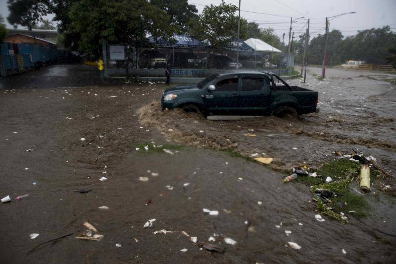 Después de arrasar Honduras, el huracán Iota golpeó este martes con fuerza Nicaragua. Ciudades como Jinotega y Nueva Segovia amanecieron con hoteles sin techo y regueros de árboles caídos que bloqueaban los accesos. Era el segundo ciclón de características devastadoras que arrasa Centroamérica en menos de dos semanas, algo especialmente inusual a estas alturas de la temporada en la que ya no suelen darse esos fenómenos.