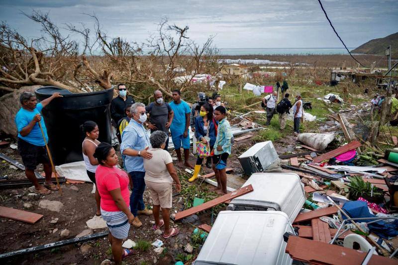 Después de arrasar Honduras, el huracán Iota golpeó este martes con fuerza Nicaragua. Ciudades como Jinotega y Nueva Segovia amanecieron con hoteles sin techo y regueros de árboles caídos que bloqueaban los accesos. Era el segundo ciclón de características devastadoras que arrasa Centroamérica en menos de dos semanas, algo especialmente inusual a estas alturas de la temporada en la que ya no suelen darse esos fenómenos.