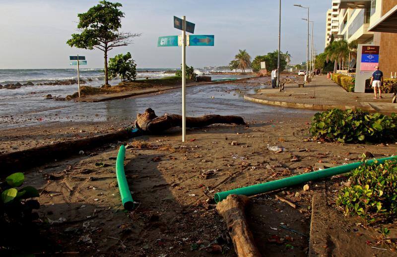 Después de arrasar Honduras, el huracán Iota golpeó este martes con fuerza Nicaragua. Ciudades como Jinotega y Nueva Segovia amanecieron con hoteles sin techo y regueros de árboles caídos que bloqueaban los accesos. Era el segundo ciclón de características devastadoras que arrasa Centroamérica en menos de dos semanas, algo especialmente inusual a estas alturas de la temporada en la que ya no suelen darse esos fenómenos.