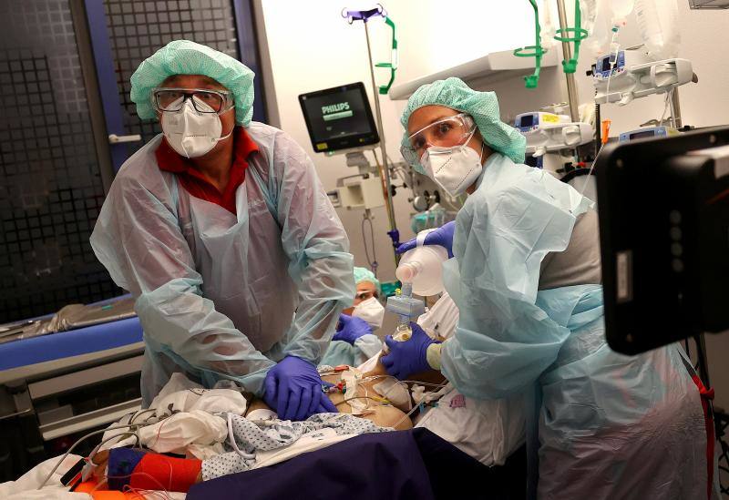 La doctora Katharina Franz y el paramédico Andreas Hankel, del helicóptero de rescate "Christoph Giessen", reaniman a un paciente antes de trasladarlo en la cámara de aislamiento especial "IsoArk", para pacientes de coronavirus, en Hanau, Alemania, el 16 de abril de 2020.