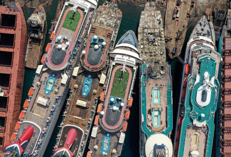 Una imagen captada desde un dron muestra el desmantelamiento de cruceros fuera de servicio en el astillero de desguace de barcos de Aliaga, en la ciudad portuaria egea de Izmir, en el oeste de Turquía, el 2 de octubre de 2020. 