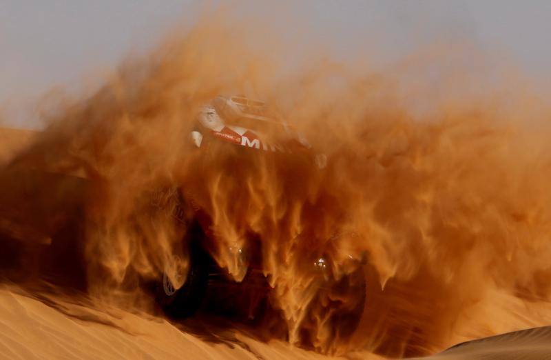 Stephane Peterhansel y Paulo Fiuza, del equipo Bahrein JCW X-Raid, compiten durante la etapa 7 del Rally Dakar en Riad, Arabia Saudita, el 12 de enero de 2020. 