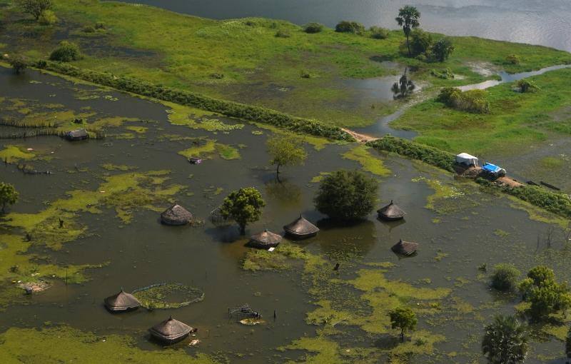 Una vista aérea muestra las casas inundadas de una aldea, después de que el río Nilo rompiera los diques en el estado de Jonglei, Sudán del Sur, el 5 de octubre de 2020. 